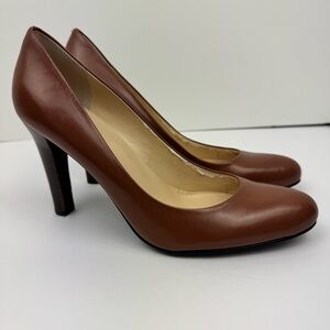 Lauren Ralph Lauren Zamora round toe pumps in brown leather. Women’s size 9M.